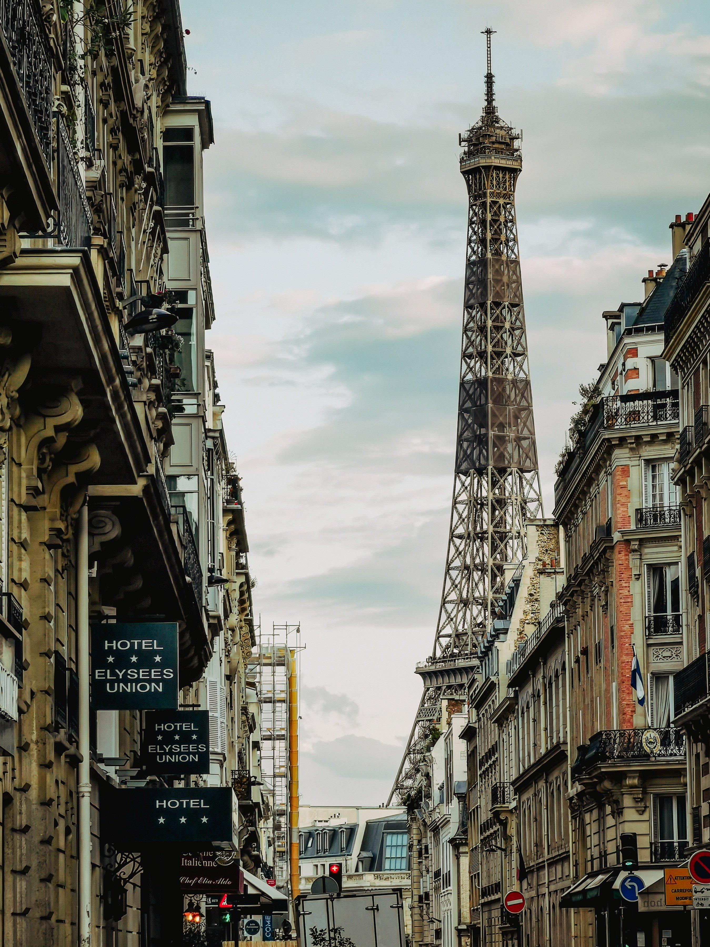 Une rue de Paris avec la tour Eiffel au fond
