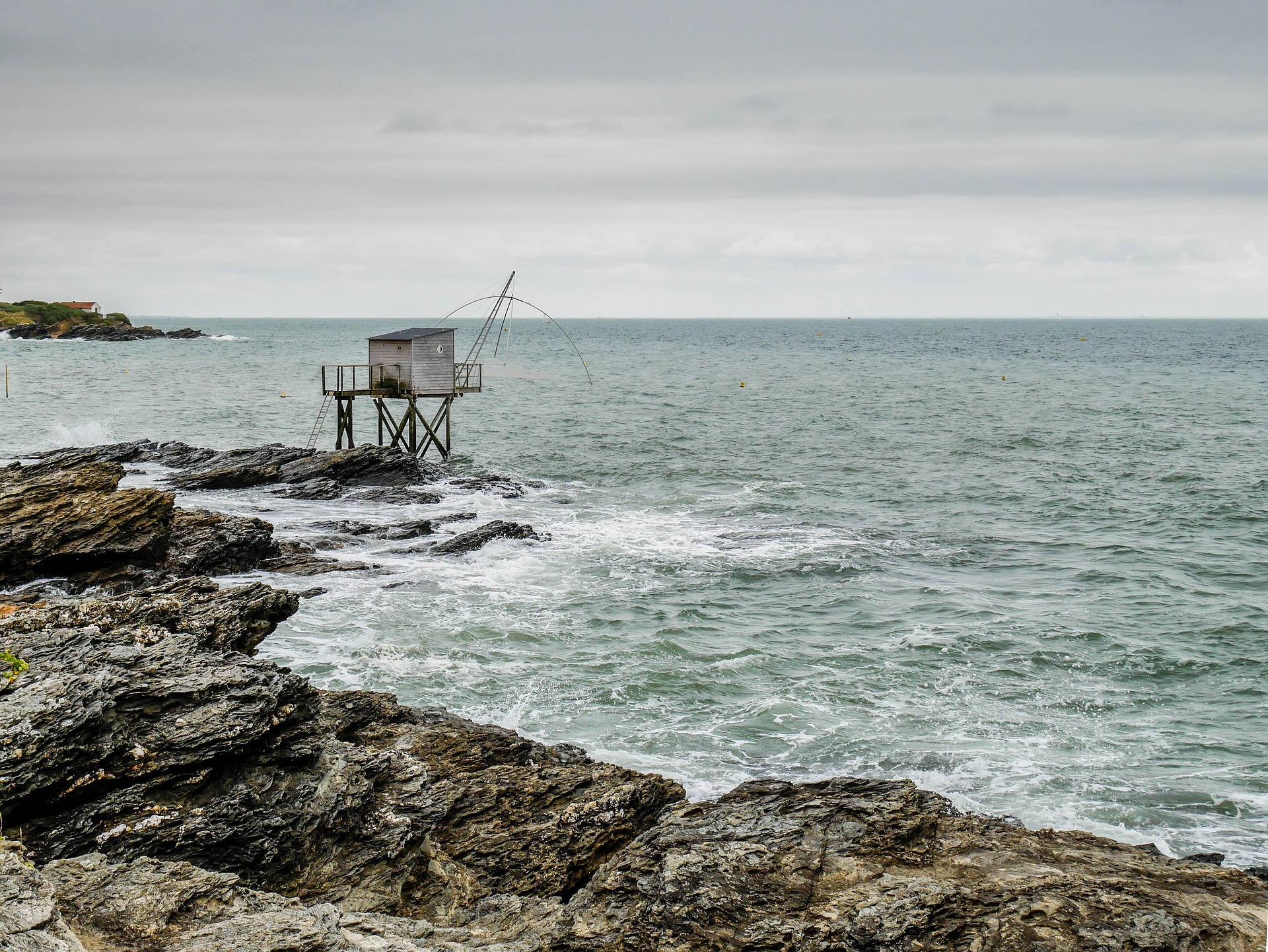 Une pêcherie sur pilotis au bord de la mer, près de Pornic